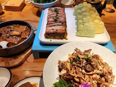 -帅巴人舅母子腊蹄民俗村