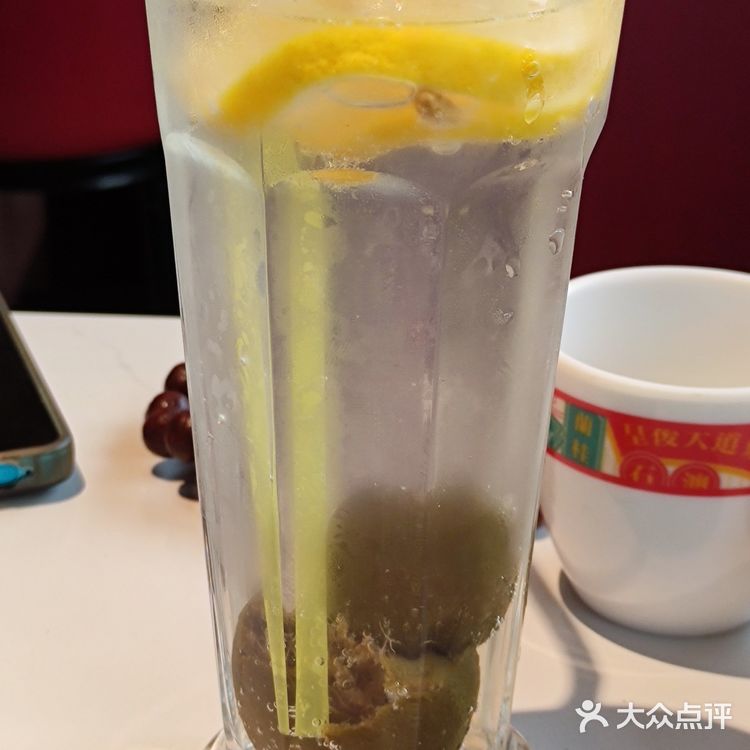 粤添湘这家餐馆就在酷车小镇旁边，那条街都是餐馆