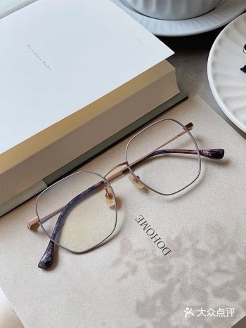 真是挺不错的一款眼镜,款式简简单单的,复古大方