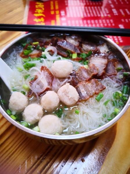 筷来食正宗惠东多祝汤粉-"地点在江湾公馆一期白泥路一侧旁边的一排.