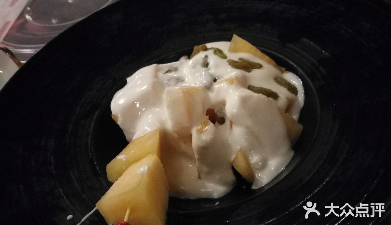 店家在湖滨银泰D区4楼， 生意很红火，周末傍晚四点多