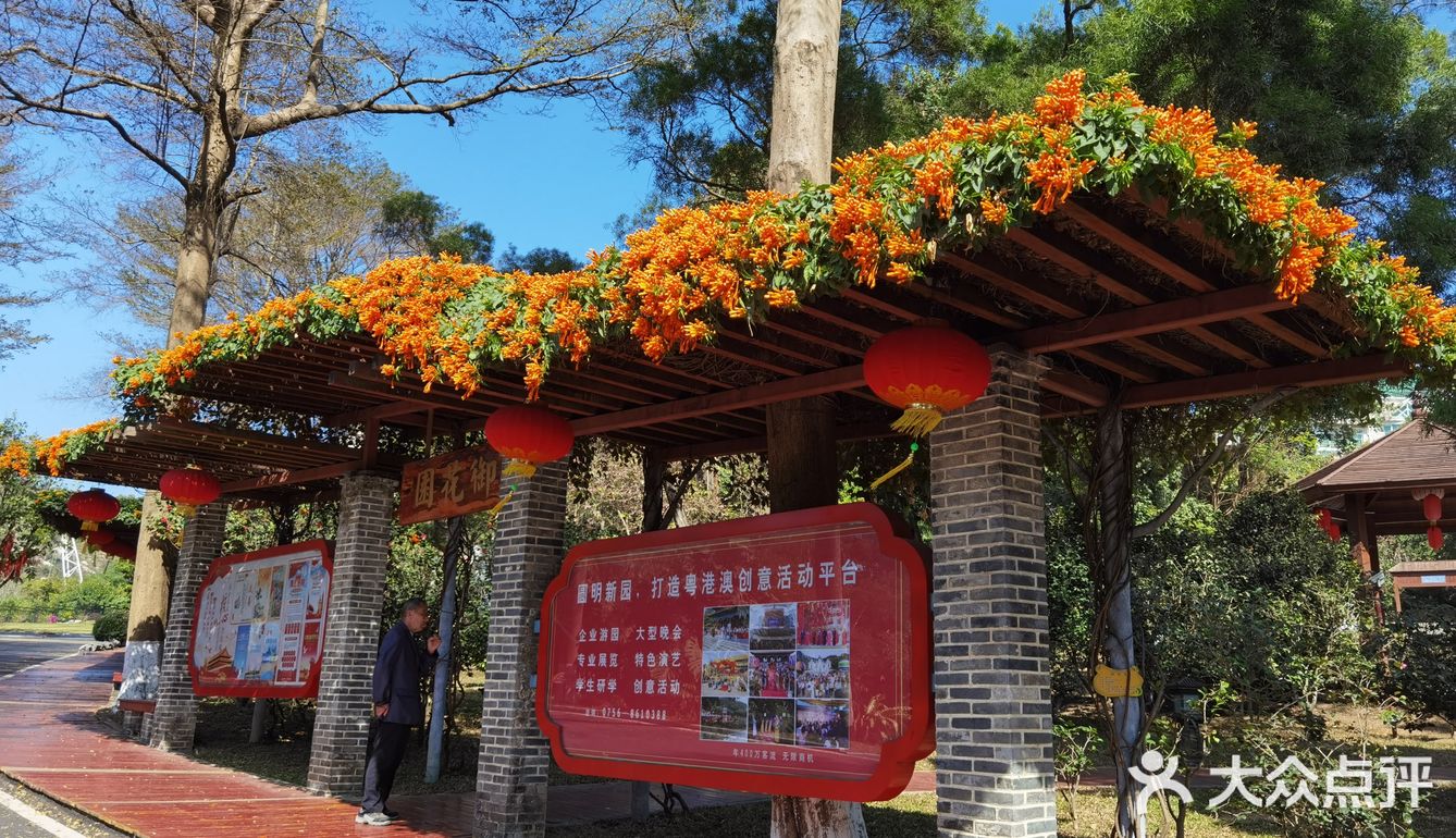 御花園位置就在正門入口右手邊