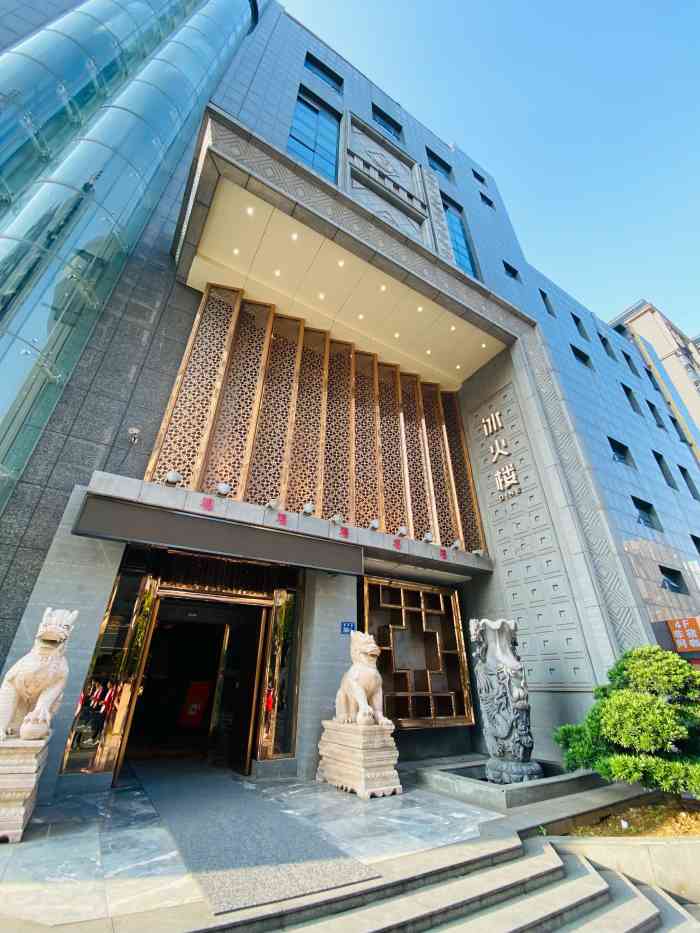 南方小年夜小家庭5两小孩人来到冰火楼市政府吃饭团了个2至3人餐担心