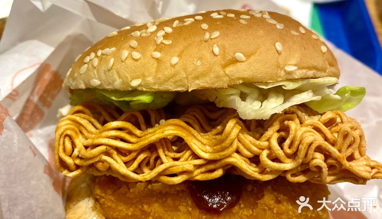 干脆面放进汉堡里🙋🏻♂️这个操作真的是有点脑洞大开🙋🏻♂️🙋🏻♂️🙋🏻♂️