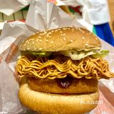 干脆面放进汉堡里🙋🏻♂️这个操作真的是有点脑洞大开🙋🏻♂️🙋🏻♂️🙋🏻♂️