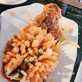 在苏州山塘街的河边感受一下苏州当地的特色菜