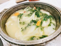 咸烧羊骨煲淋奶白菜-新兴家喻酒家·羊城名宴(昌岗店)