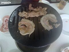 大槐树-五花肉和烤炉-大槐树烤肉馆