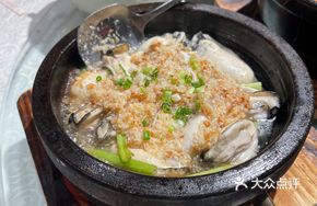 Braised Oyster with Garlic in Clay Pot