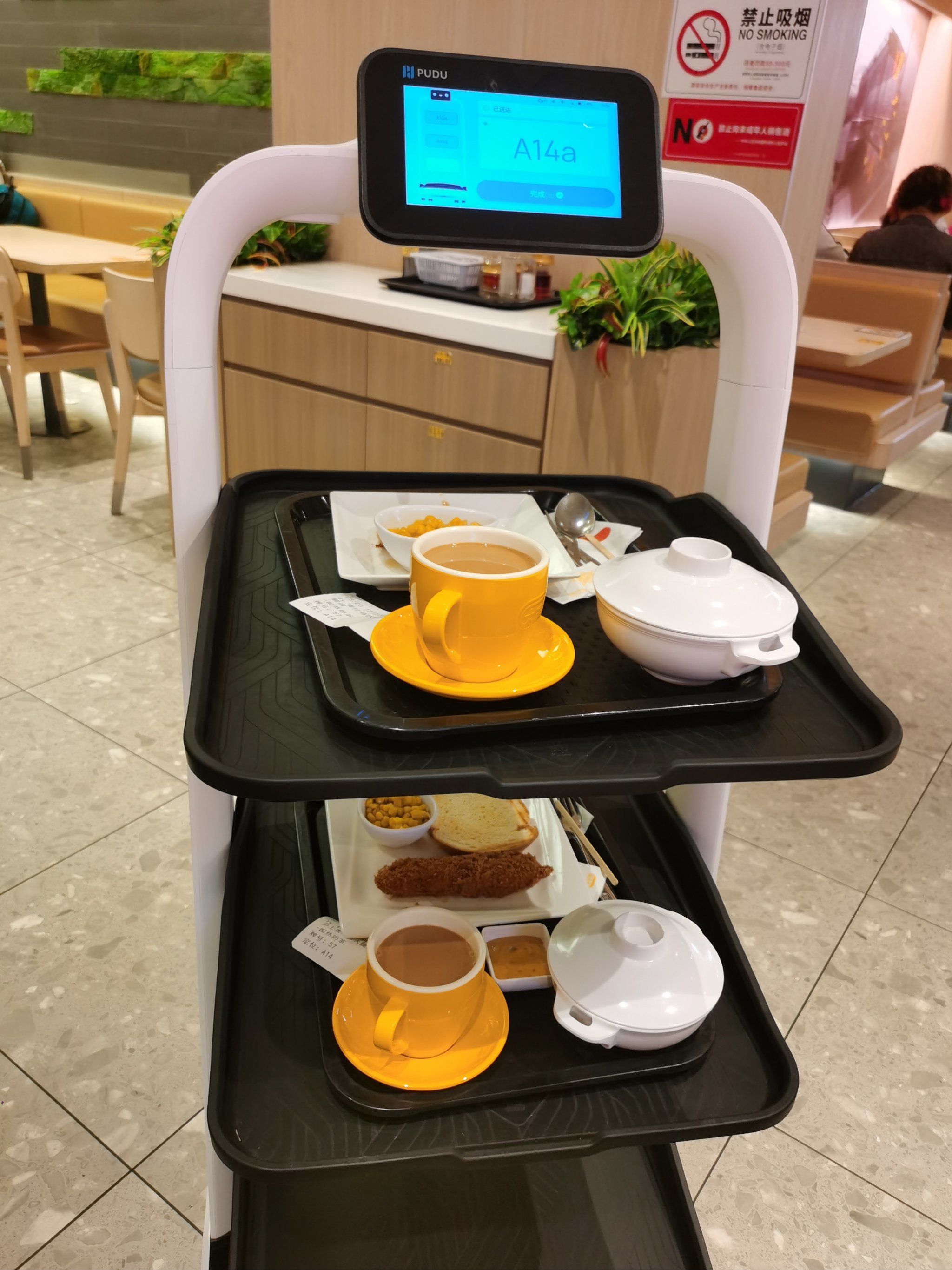 自动送餐车挺有趣