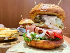 双蛋指椒牛肉汉堡-魏斯理汉堡(西安沣东吾悦店)