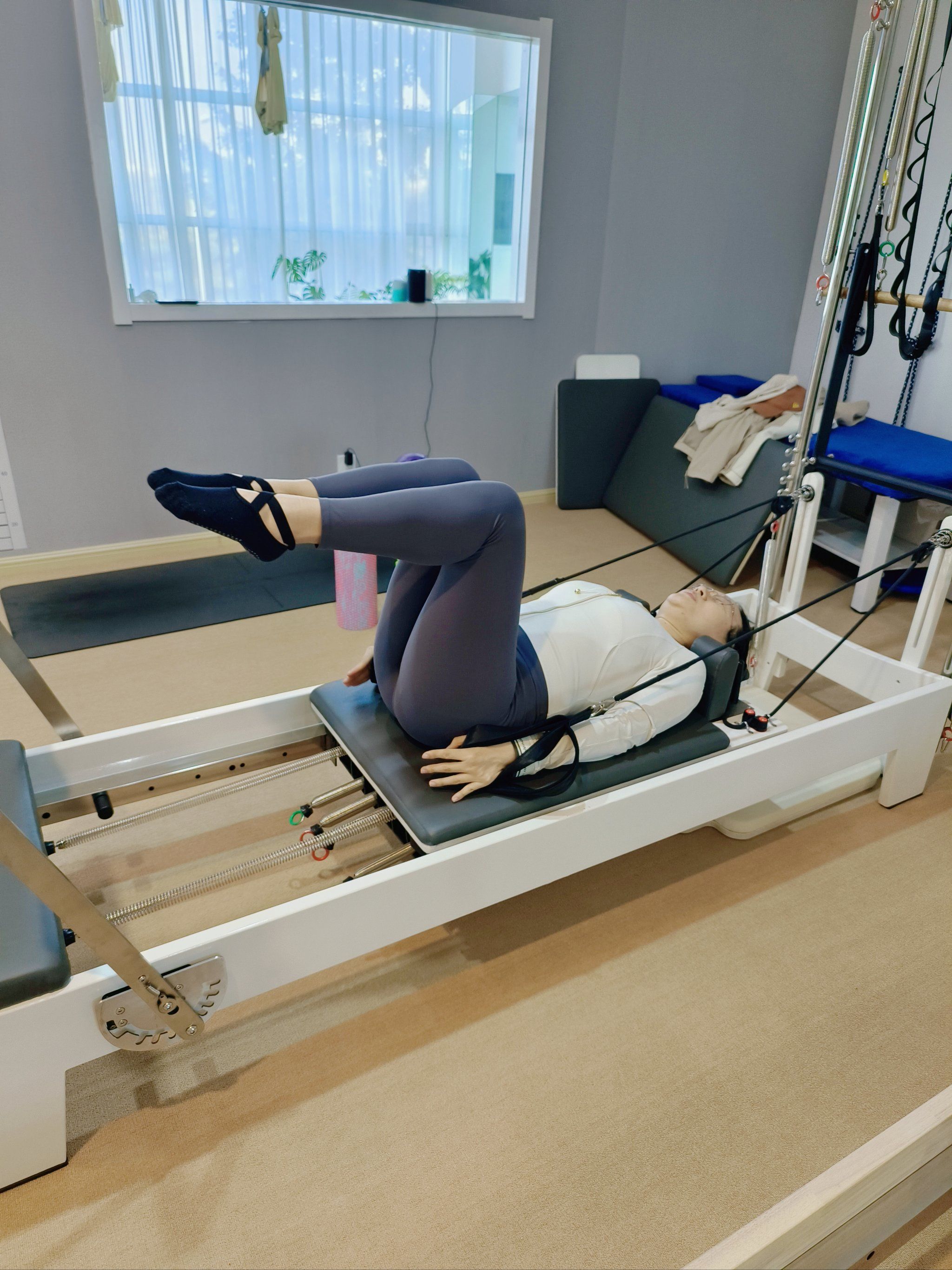 普拉提产后私教核心床自律的小姐姐