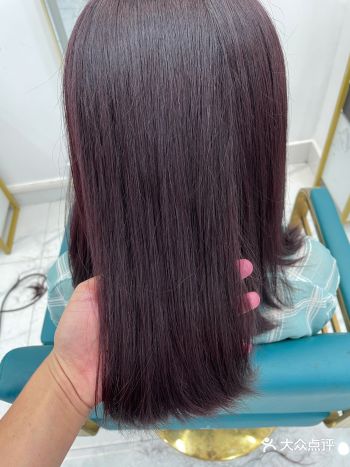 黑紫色是当下比较流行的发色 无论衣服 还是发色