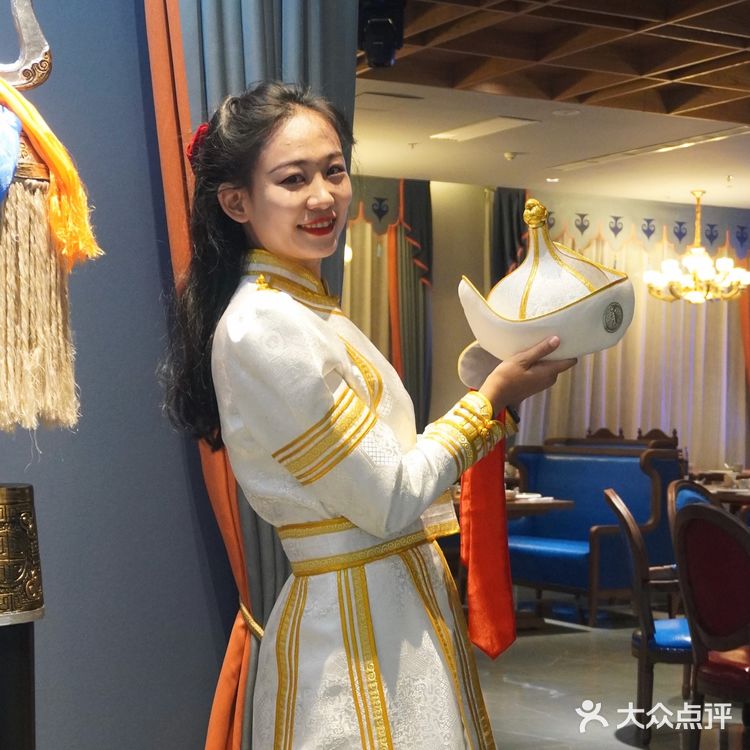 可以穿蒙古袍哟~即使额头爆痘、也要吃他家羊肉