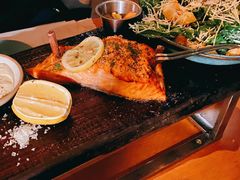 木板烤三文鱼-THE CANNERY&JUJU 新鲜海鲜·牛排美食酒廊