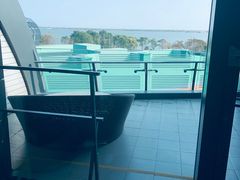 -上海滴水湖皇冠假日酒店