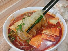 红油米线-老字号杨坡红油米线腊汁肉夹馍(东四道巷店)