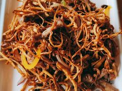茶树菇炒牛柳-东方之猪四更烤乳猪(金垦总店)