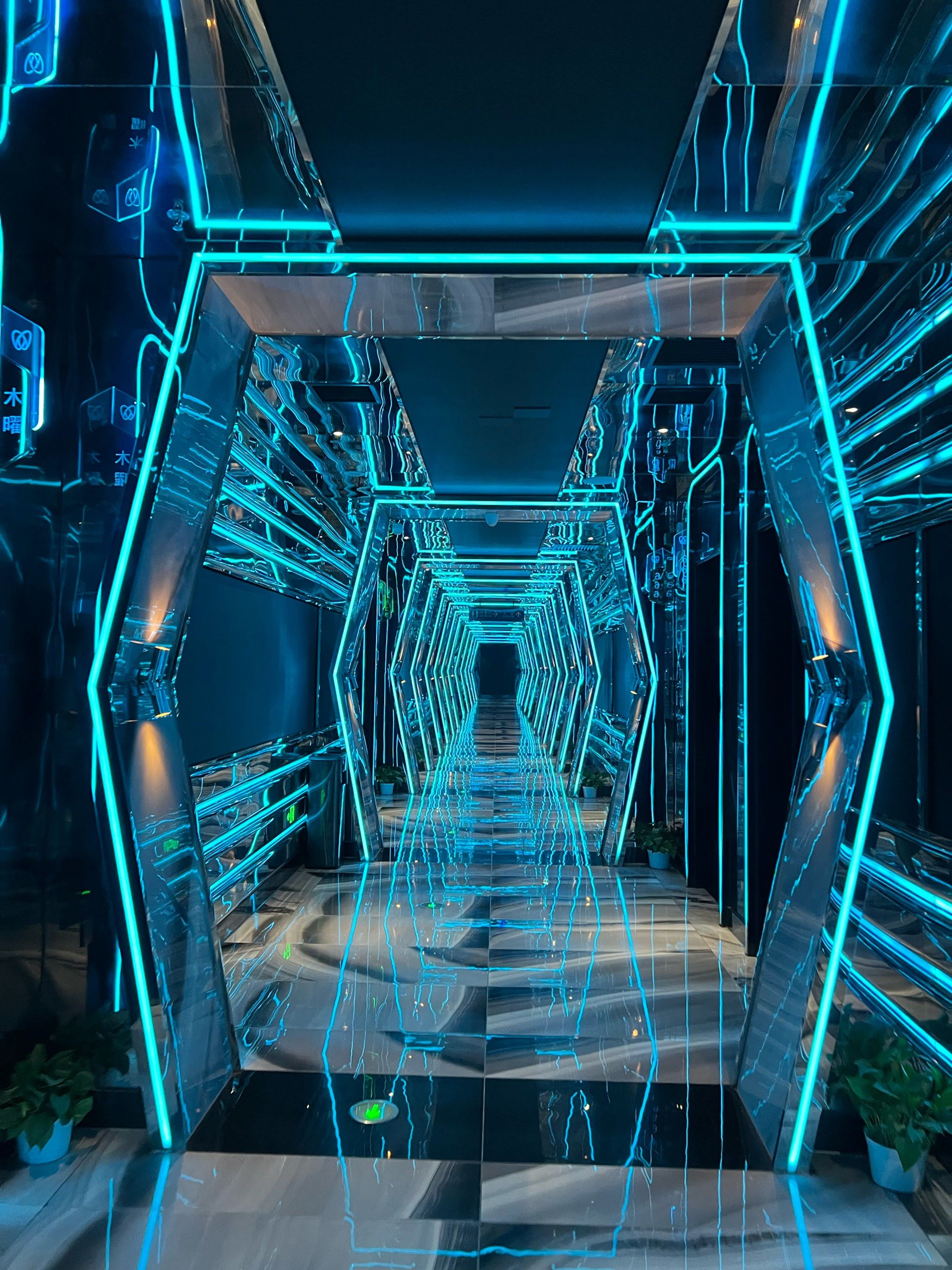 科幻场景一样的ktv 中关村