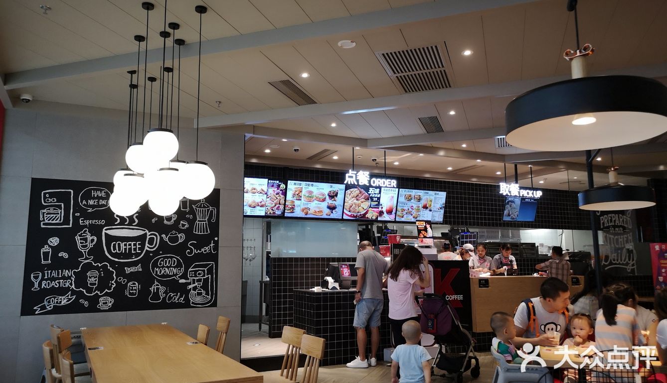 这家店人不算多，店里环境也挺好的