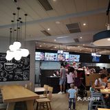 这家店人不算多，店里环境也挺好的
