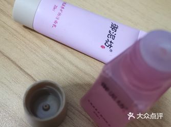这套御泥坊小样是同学送给我的，套装还包括一个擦脸油