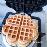 将以上材料充分融合过筛。倒入华夫饼模具