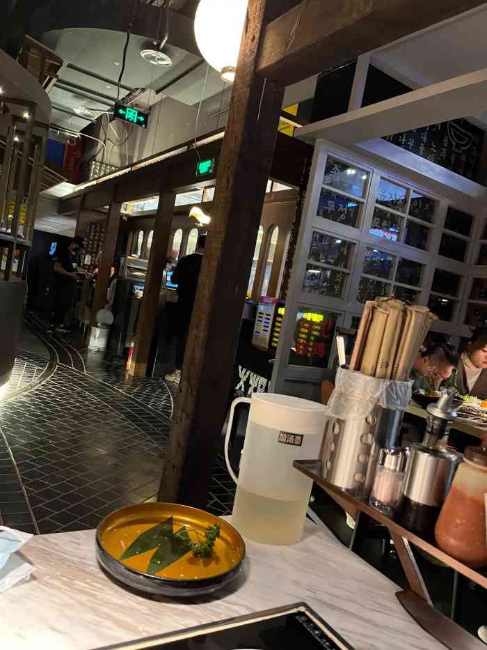 火炉火自助餐(朝阳大悦城店"环境,服务,餐品均与其他火炉火有较大