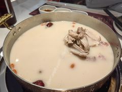 -洪氏嗨捞·广东猪肚鸡·椰子鸡火锅(西咸万象城店)