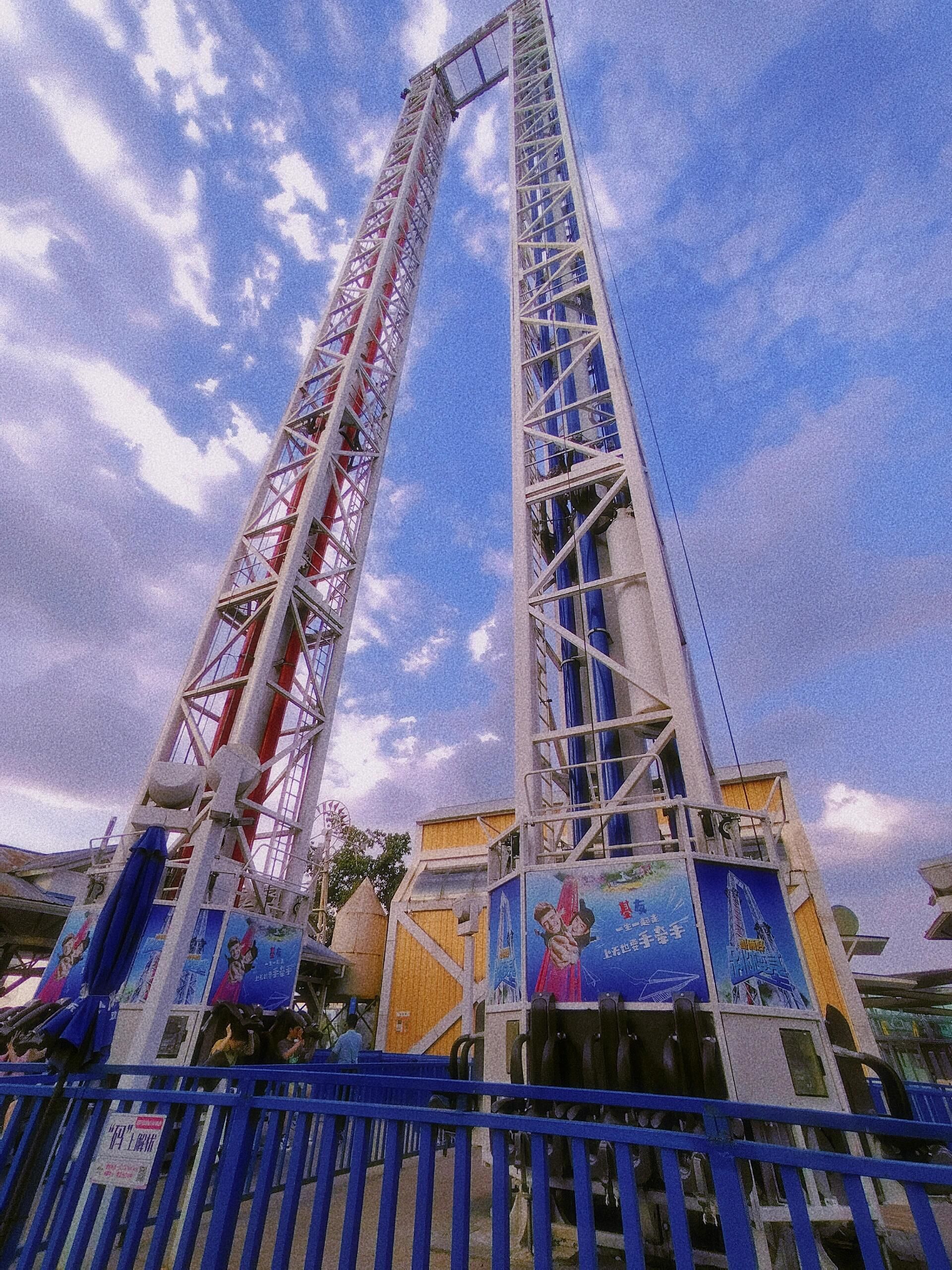 垂直世界的勇敢探索 重庆欢乐谷