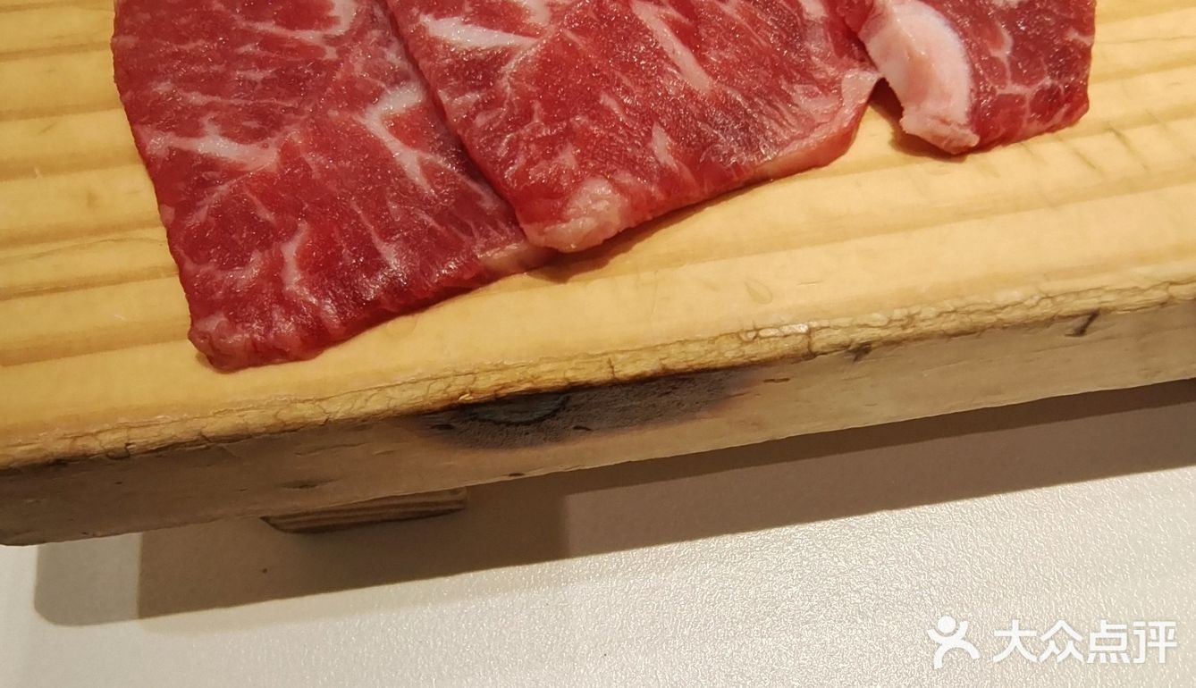 在牛角吃烤肉会验证烤肉吃五分或七分熟真的肉质口感会绝佳