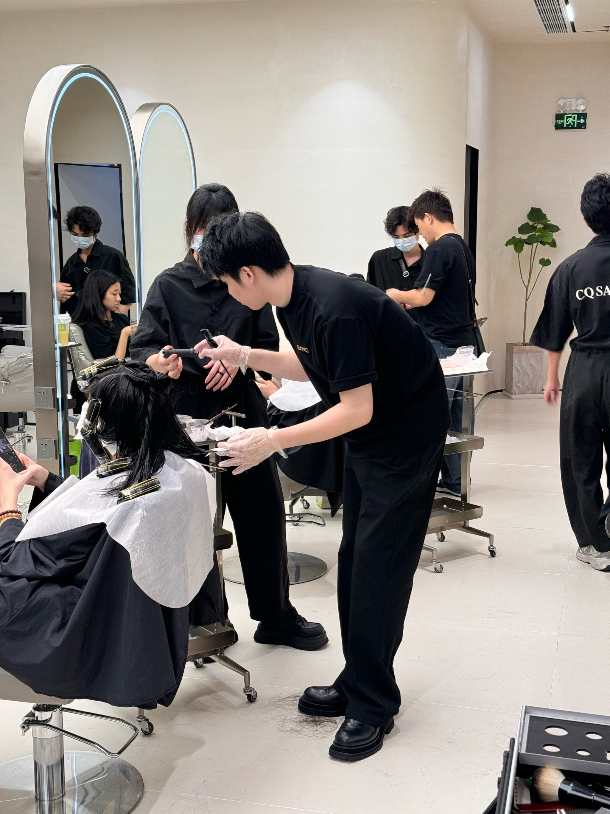 发型师忙碌的一天