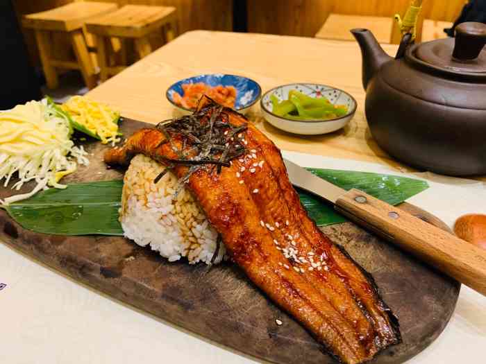 丼鳗屋·原条鳗鱼饭专门店"保利对面的一家不是特别起眼的小店.