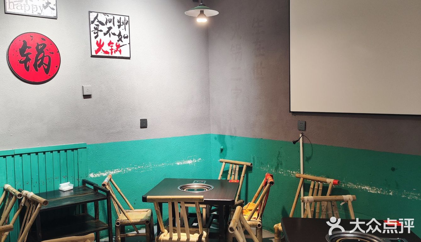 藏于幽深小巷的火锅店，其招牌菜令人难以忘怀。嫩牛肉