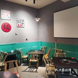 藏于幽深小巷的火锅店，其招牌菜令人难以忘怀。嫩牛肉