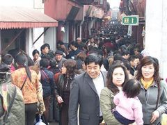 画面左边挤了很多人的地方就是-海棠糕双酿团