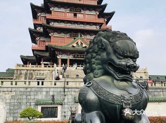 要百度才知道是“瑰伟绝特”这四个字