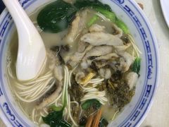 特色雪菜煨黄鱼面-明呈黄鱼面馆(斜土路店)