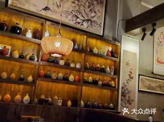 错落有致，但是门店招牌不太起眼