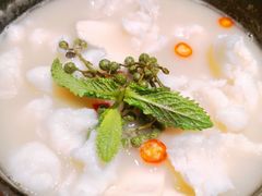 酸汤煮嫩滑鱼片-小大董·烤鸭(王府井apm店)