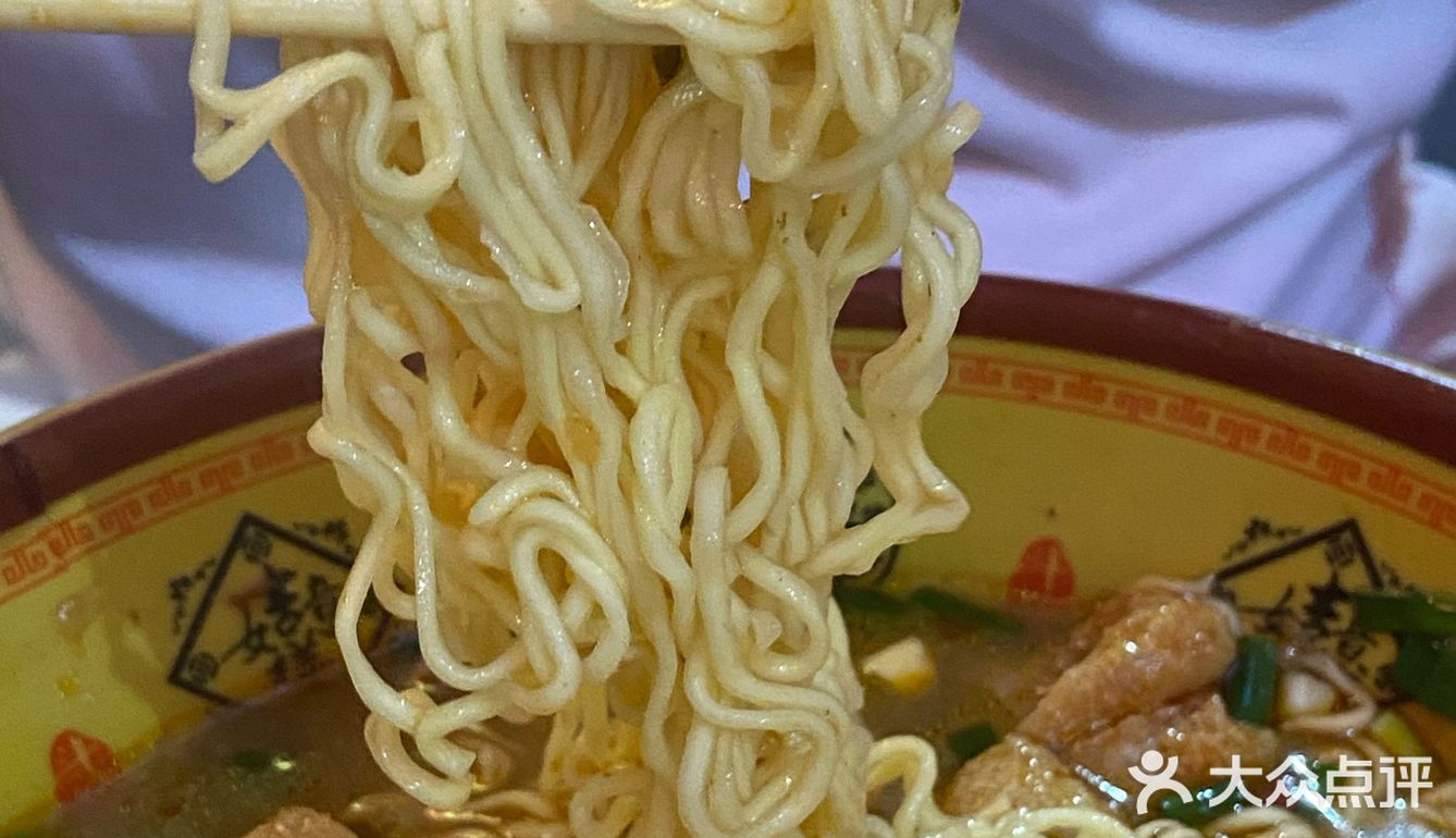 小巷子里宝藏小店铺湖南麻辣烫