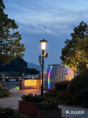 宁波这家湖边餐厅的氛围感真的好足。。。