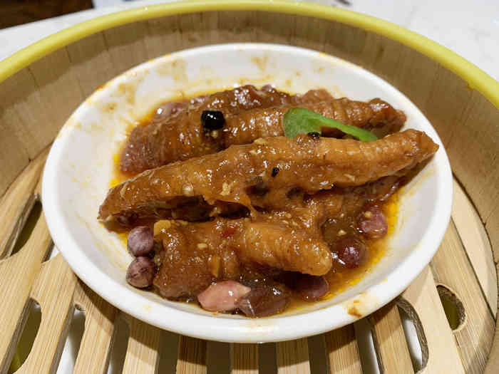 晚上逛街到河西金鹰7楼,发现了这家粤式茶点,店挺大,点了虾饺,流沙包