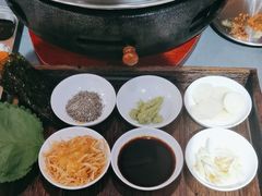 -围炉肉舍•炭烤活鳗•丹东海鲜烤肉(步行街店)