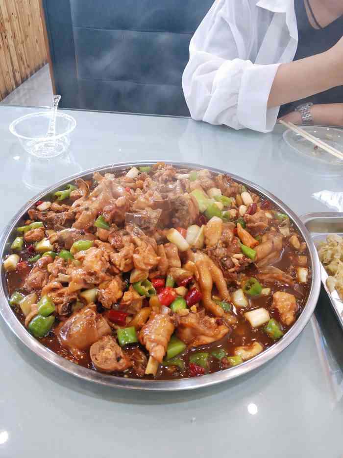 张大彪临沂炒鸡(城阳店"又来吃炒鸡了这次人多,点了好几个菜酸.