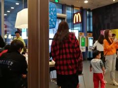 等位区-麦当劳(南京南站站外店)