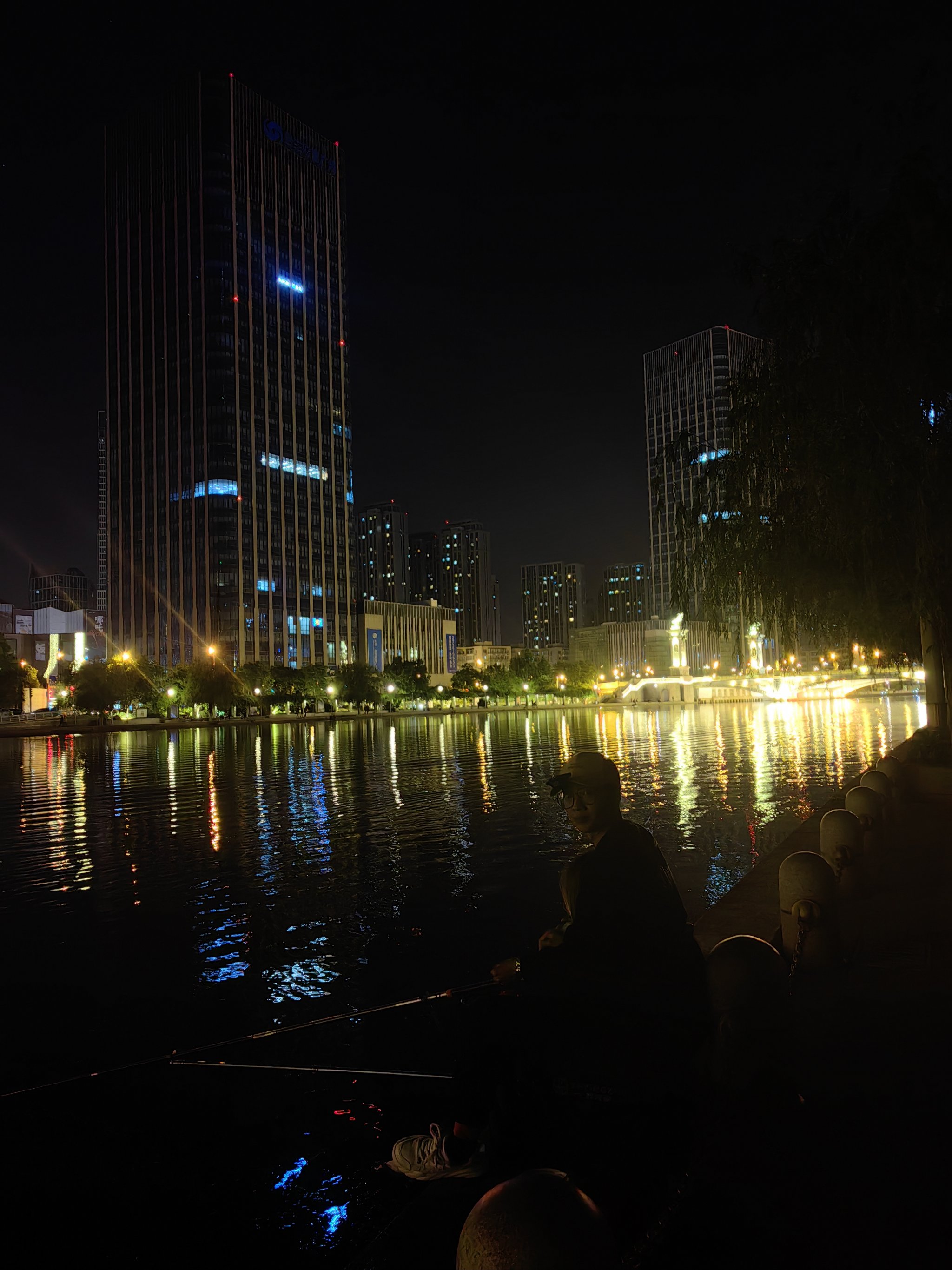 夜晚河边喝酒真实图片图片