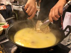 浓厚原只鸡煲花胶汤-鲜入围煮花胶鸡海鲜火锅