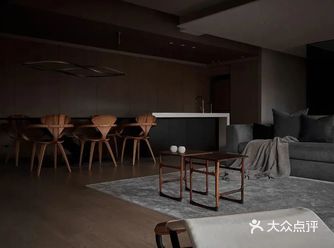 浓郁幽静的色调随着光束的照耀揭开面纱，铺陈的优雅氛围