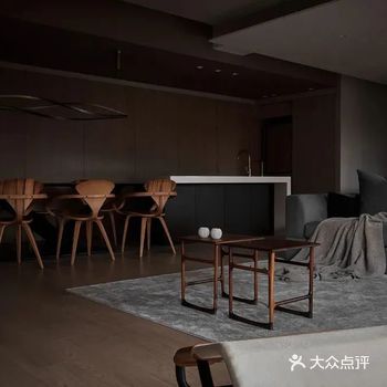 浓郁幽静的色调随着光束的照耀揭开面纱，铺陈的优雅氛围